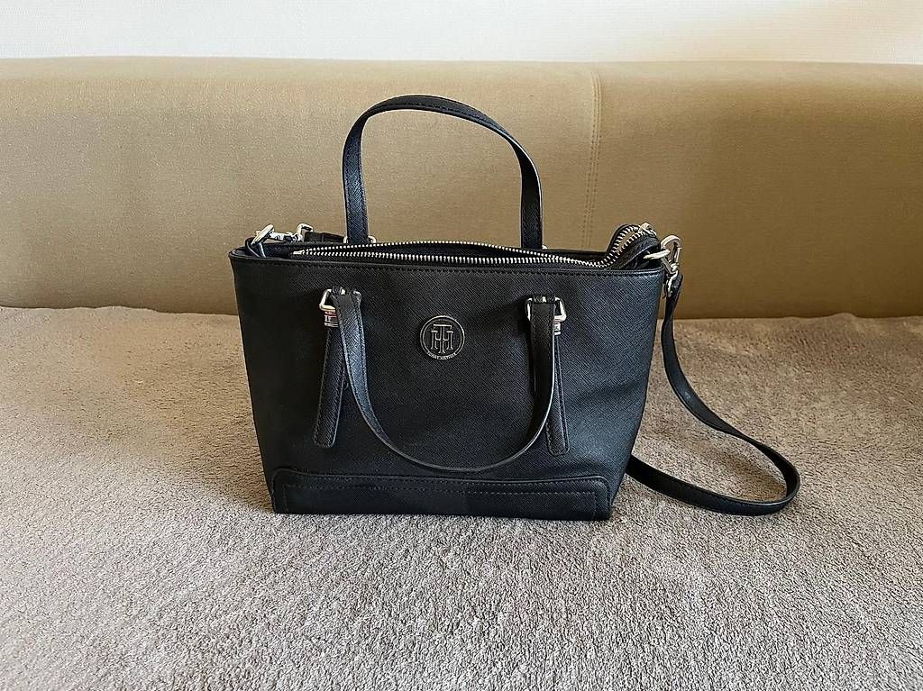 Tommy Hilfiger Taschen für Damen: Tommy Hilfiger Umhängetasche – Gebraucht aus Beinwil am See von jul_7f5c