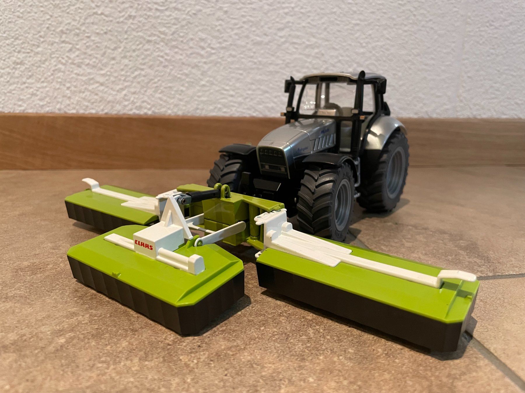 Lamborghini Trattori: SIKU Lamborghini R8.265 mit Frontmähwerk – Nuovo e nell'imballaggio originale da Kreuzlingen venduto da Stefan1150