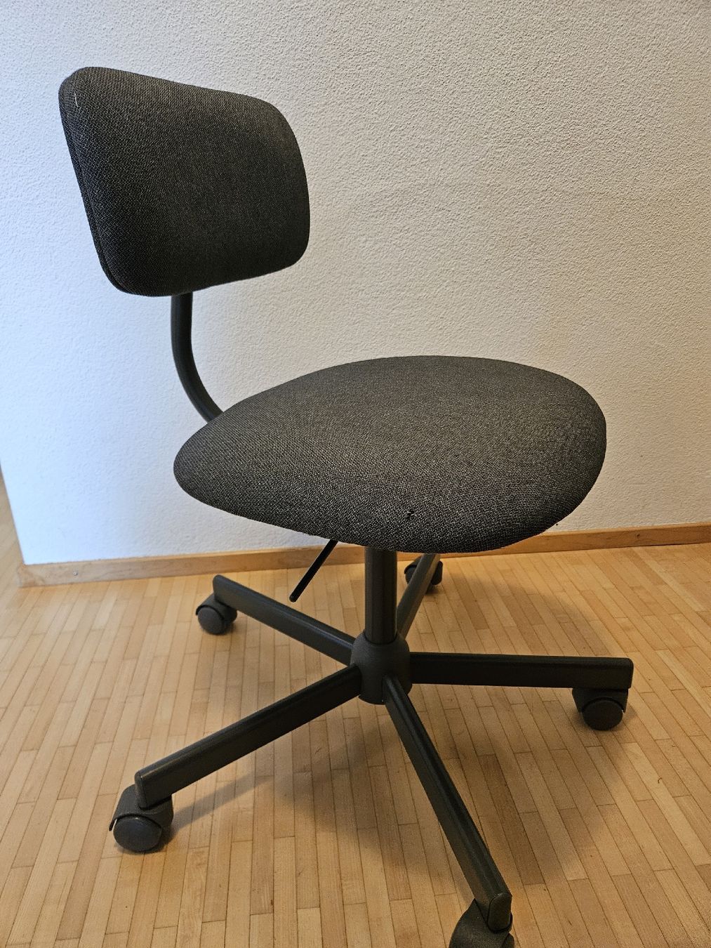 Sedie a rotelle: Ikea Bürostuhl Bleckberget grey, drehbar, rollbar – Usato da Horgen venduto da e_mob 3