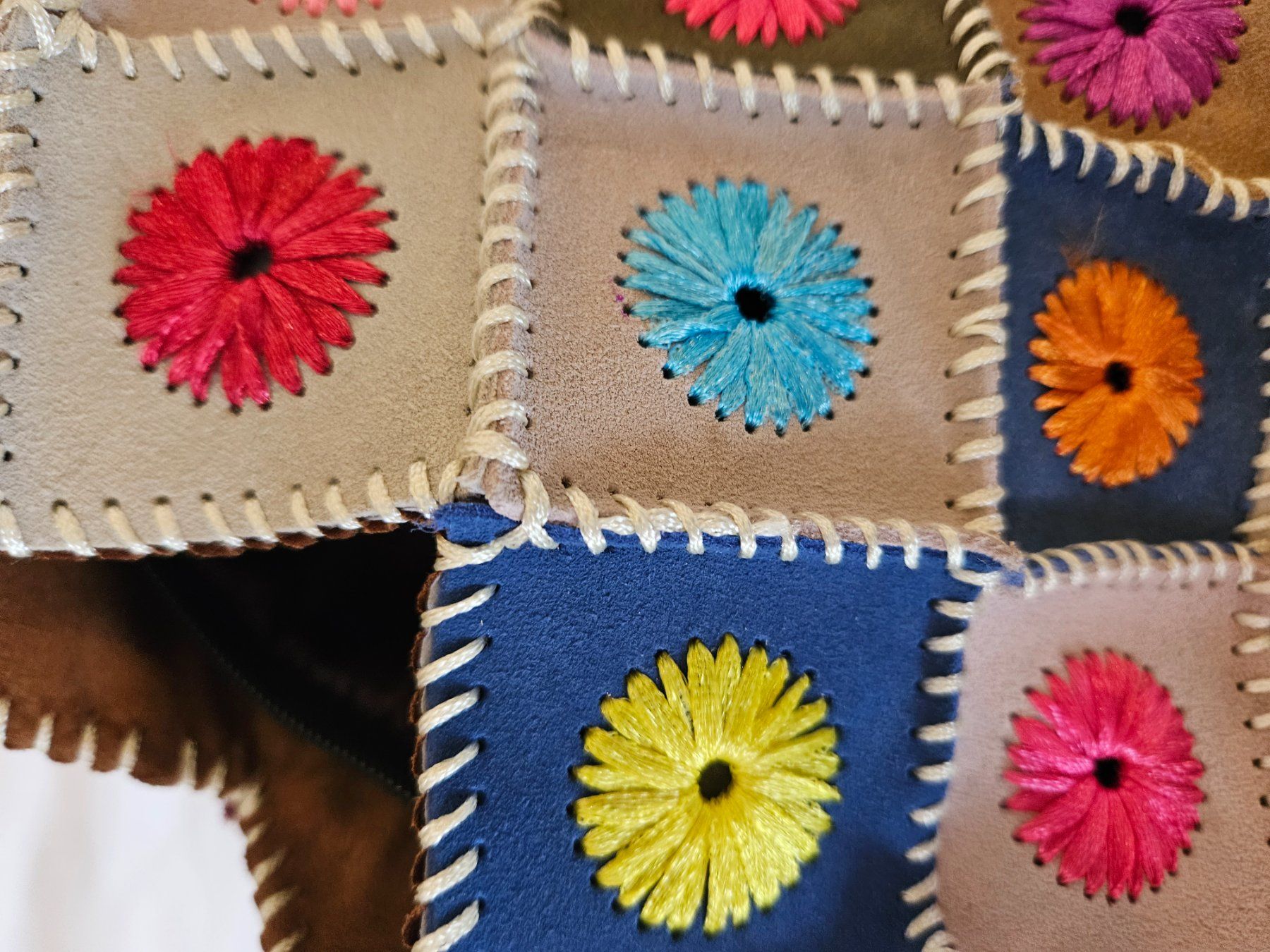 Borse da donna: Bunte Wildledertasche, Patchwork, handgefertigt – Nuovo (secondo la descrizione) da Basel venduto da Anghkorwatt 8