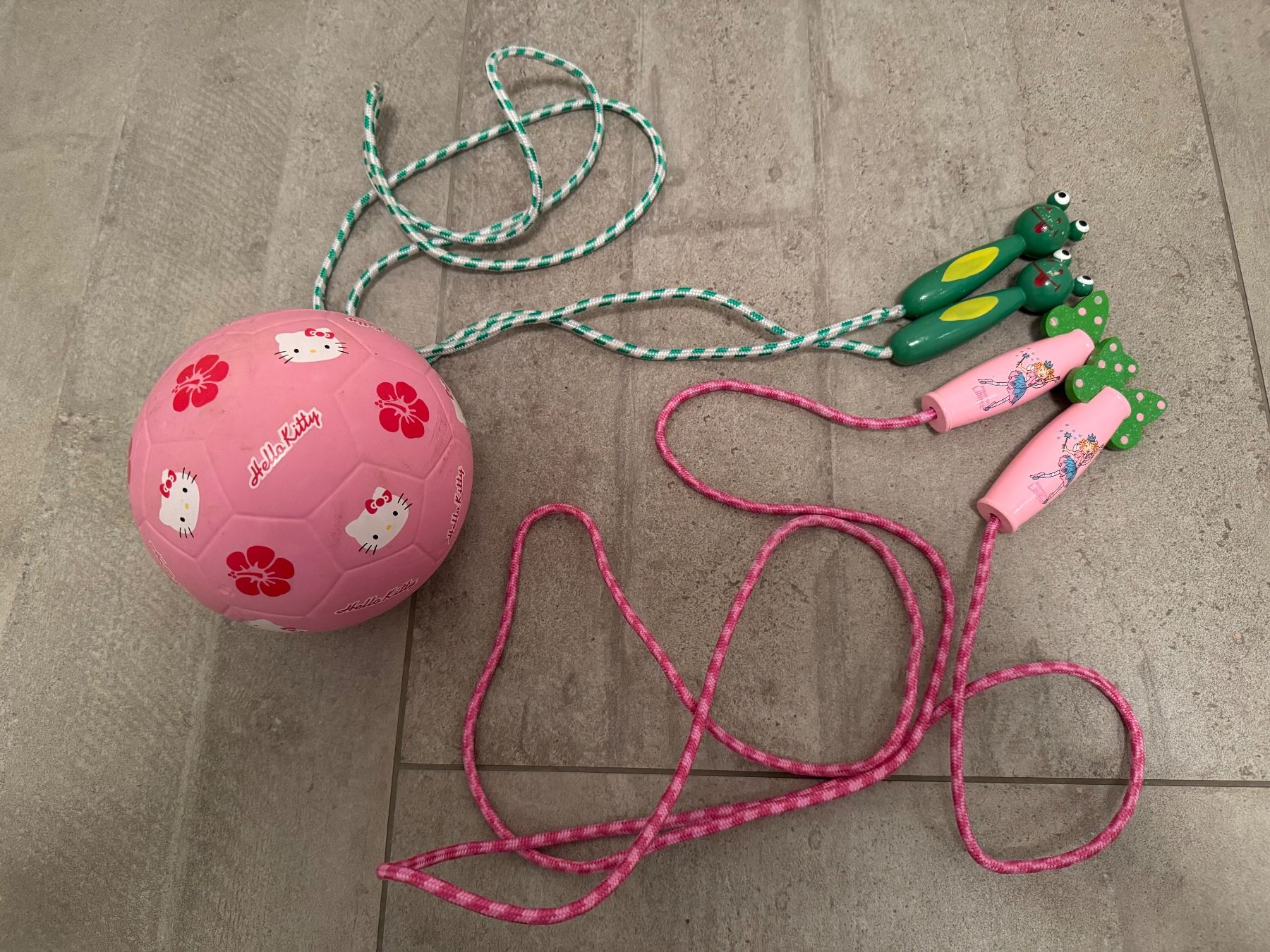 Hello Kitty Giocattoli: Cordes à sauter et ballon Hello Kitty – Usato da Zürich venduto da odi_ldv8
