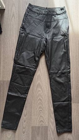 Pantalon noir effet cuir taille haute