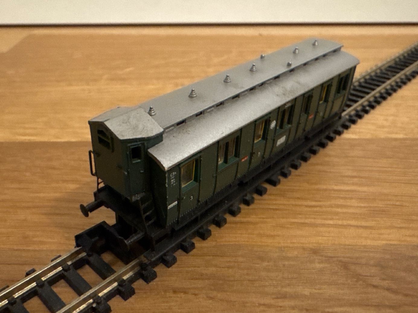Arnold Trains électriques: Arnold 3046 Abteilwagen 3.Klasse mit Bremshaus – Neuf (Voir description) à Schlierbach par Look8 2