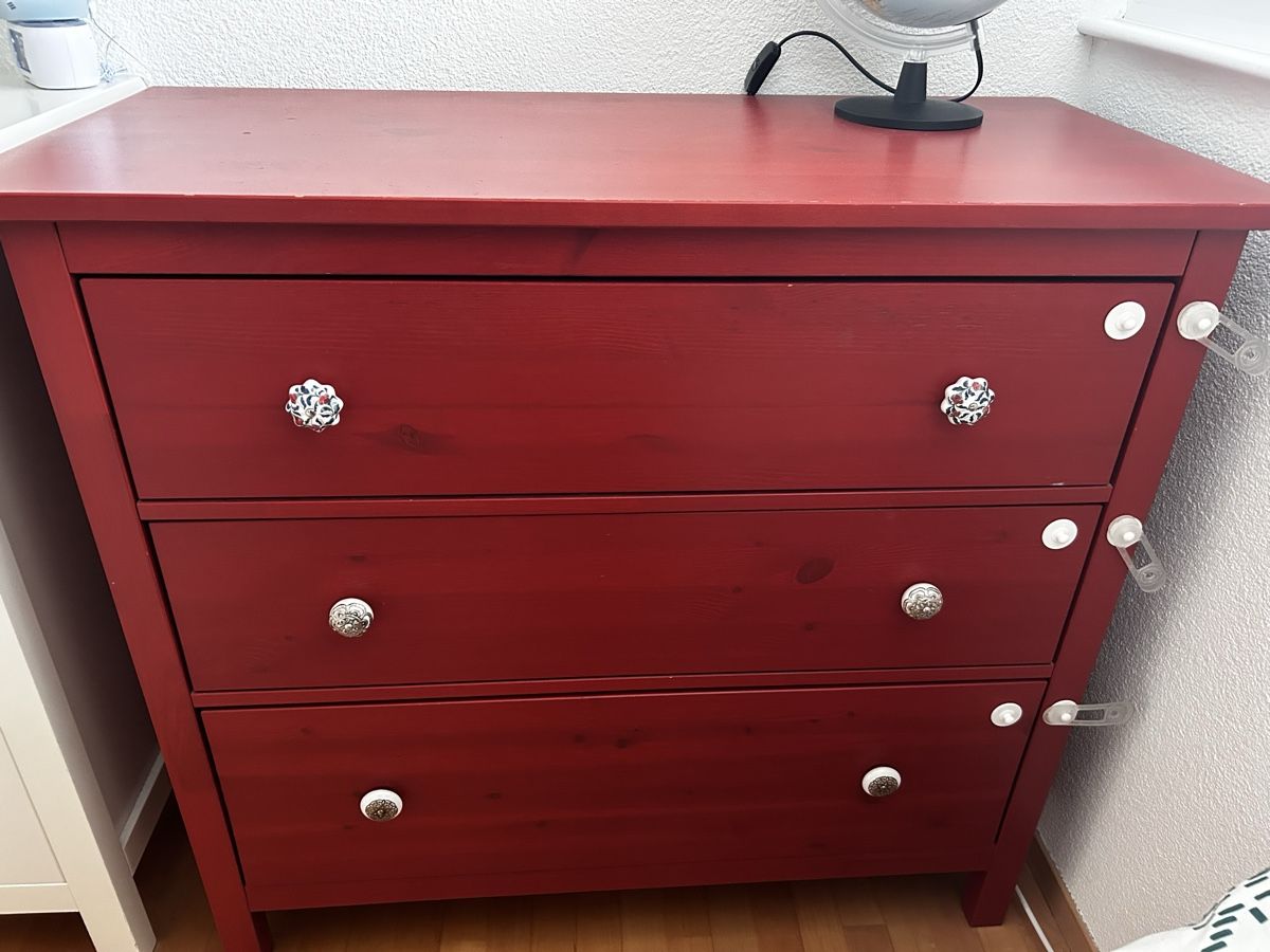 Commodes: Red 3-Drawer Chest with Unique Knobs - Good Condition – D'occasion à Oberrieden par Panthiras3 3