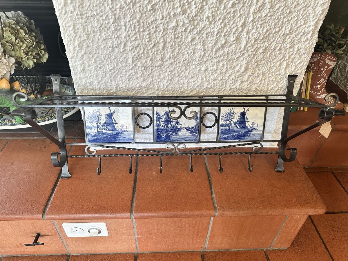 Guardaroba: Vintage Delft Tile Rack with Hooks – Usato da Villmergen venduto da JacRon