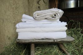 2 Leinen  Duvetbezüge plus 3 alte Leinentücher, Bettwäsche