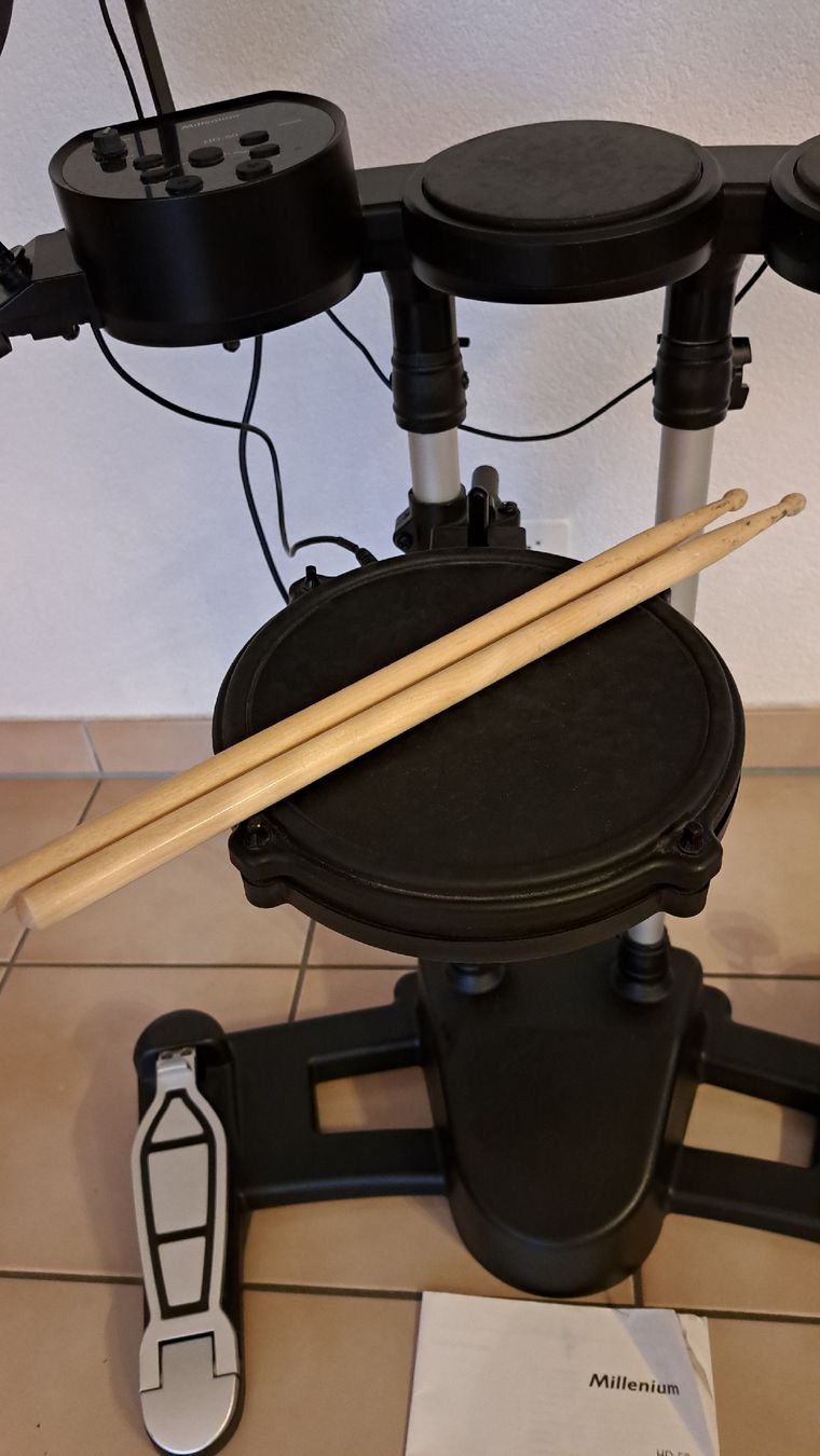 Strumenti musicali: E-DRUM SET/ Millenium HD-50 für Anfängern! – Usato da Weisslingen venduto da venditrice52 1