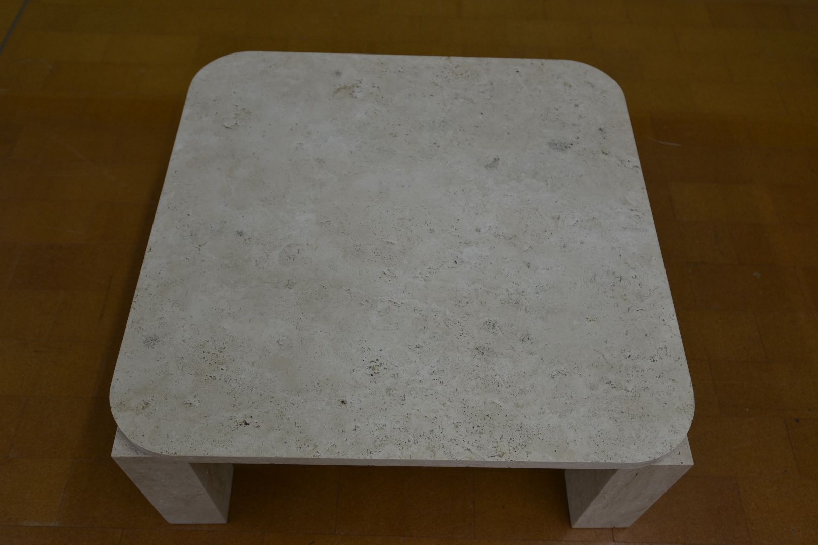 Tavoli: Designer Couchtisch Modell Atlas Travertin von New Works – Usato da Lichtensteig venduto da Polsterwerk 2