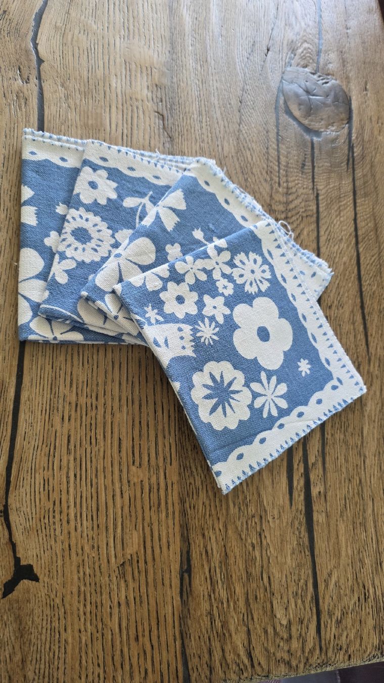Globus Tovaglioli: 4er Set Leinen-Stoffservietten, hellblau mit Blumenmuster – Usato da Hütten venduto da angebotundnachfrage
