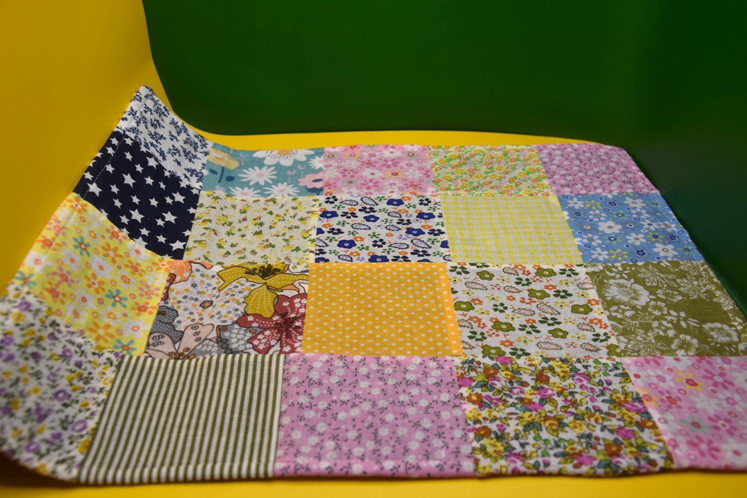 Tessuti: Patchwork-Tischset mit beidseitigen Motiven in div. Farben – Nuovo (secondo la descrizione) da St. Gallen venduto da Elmarotto 4