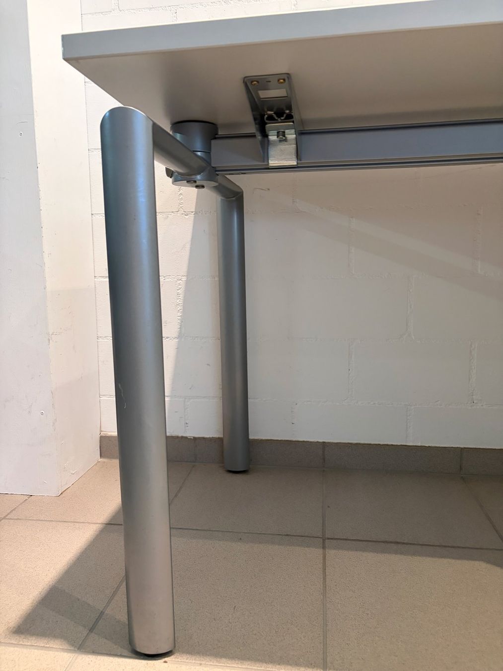 Bureaux: Eckpult mit Metallkorpus – D'occasion à Hünenberg See par Husich 2