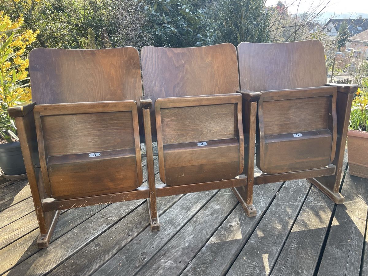 Sessel: Vintage Kinostühle Holz – 3er Reihe – Original Kinositze mit – Gebraucht aus Zürich von moo_dm52