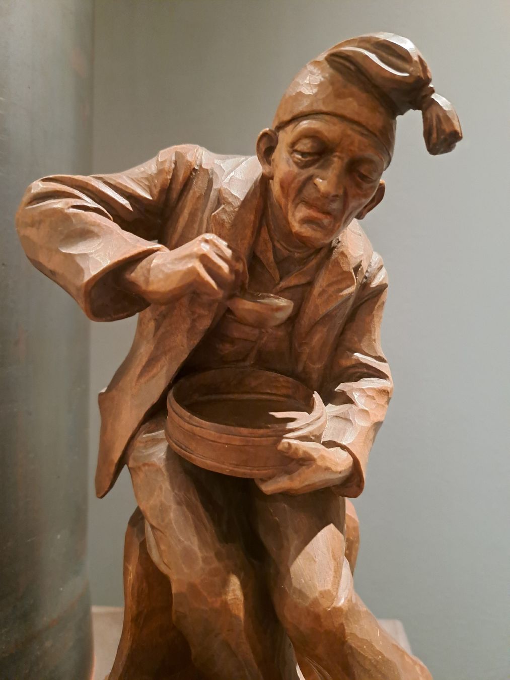 Statuette: Holzschnitzerei Mann trinkend Bauer Huggler? – Usato da bad zurzach venduto da jue_5xhl 1
