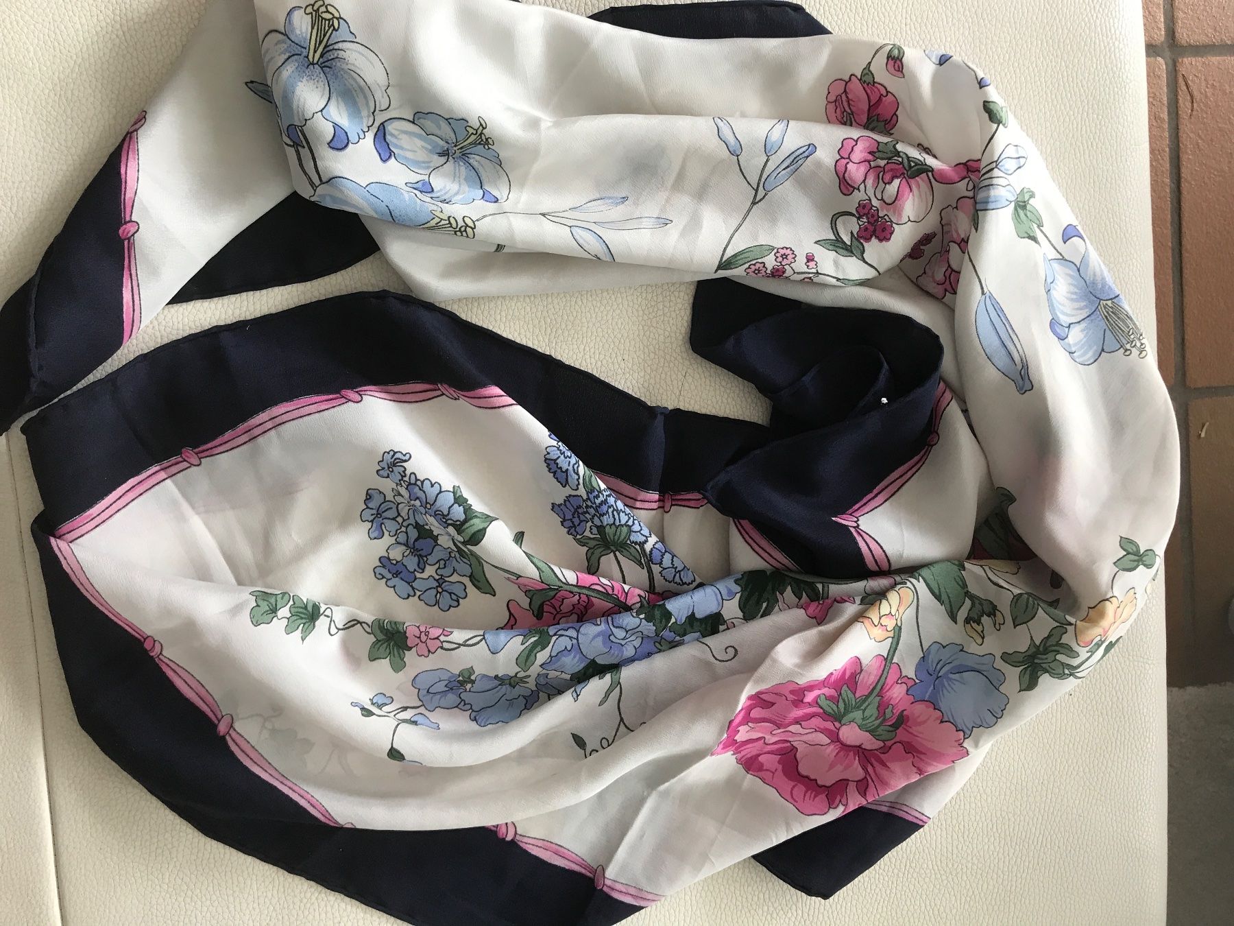 Foulard & Sciarpe: XL Seide Foulard  Blumenmuster – Usato da Wettingen venduto da Andres54 1