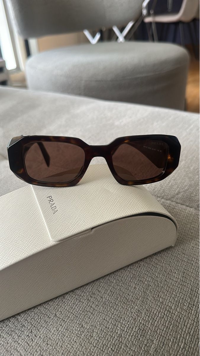 Prada Occhiali & Lenti: Prada Sonnenbrille – Usato da Wängi venduto da Samira.mht
