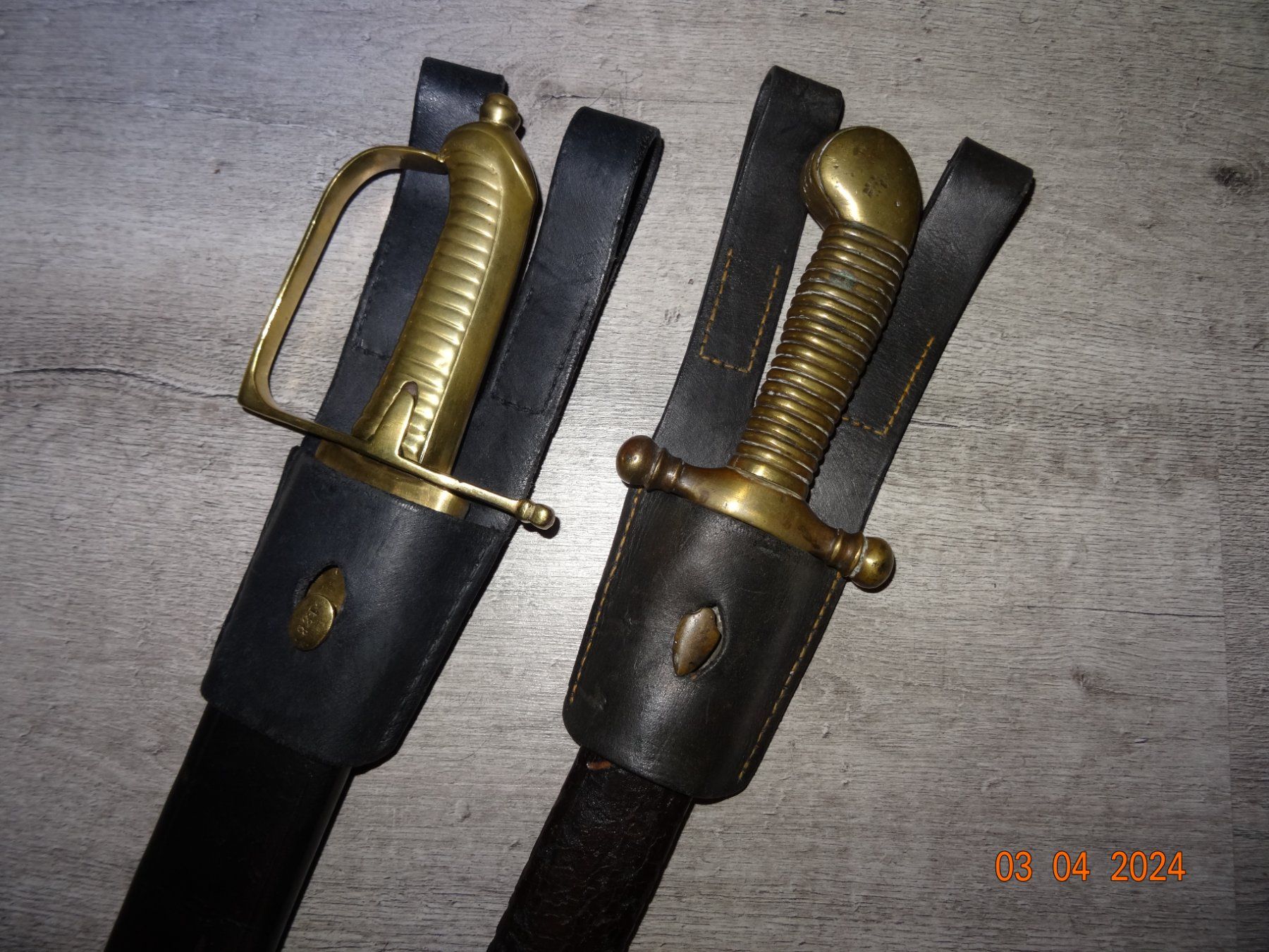Stichwaffen: Lederfrosch für Weidmesser, Säbel. – Neu (gemäss Beschreibung) aus Trachslau von walsorim