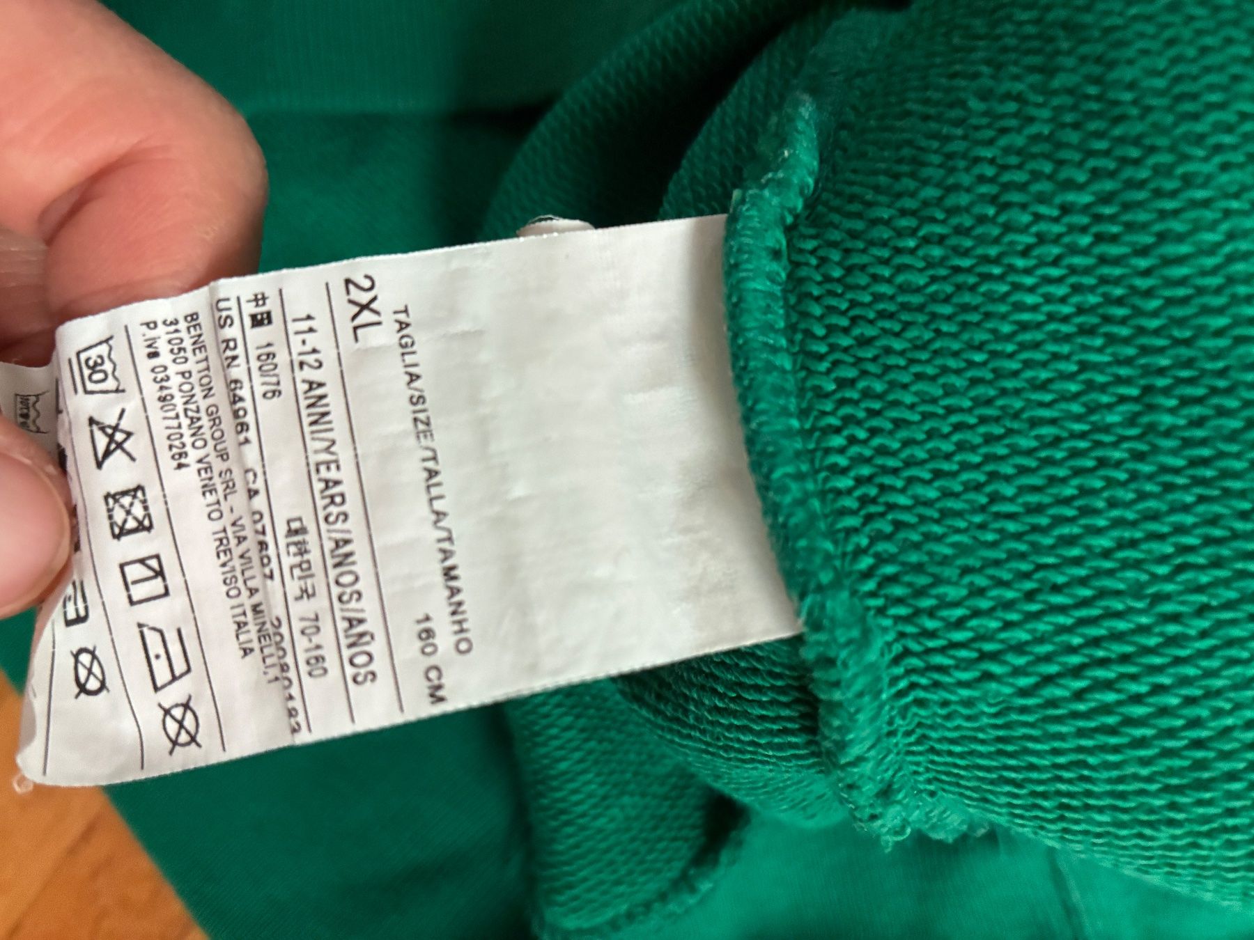 Lotti & Set di vestiti: 2 Sweatshirt 12 Jahr mit Benetton – Usato da Veyrier venduto da gnoom74 2