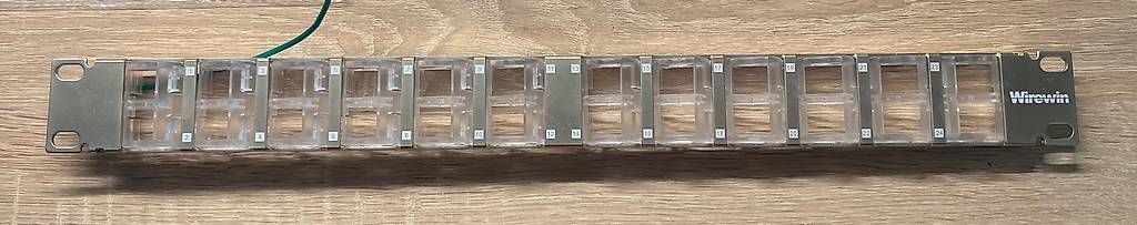 Racks & Cavalletti: Wirewin 24 Port Patchpanel für Keystone Module, winkelbar – Nuovo e nell'imballaggio originale da Ehrendingen venduto da Veiga 1