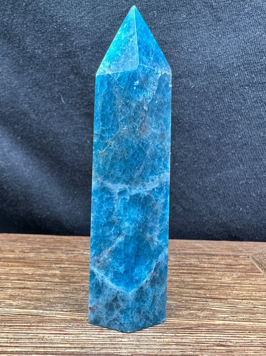 Minerali & Pietre curative: Blauer Apatit Obelisk, Turm, Spitze – Nuovo e nell'imballaggio originale da Männedorf venduto da Handschmeichler 1