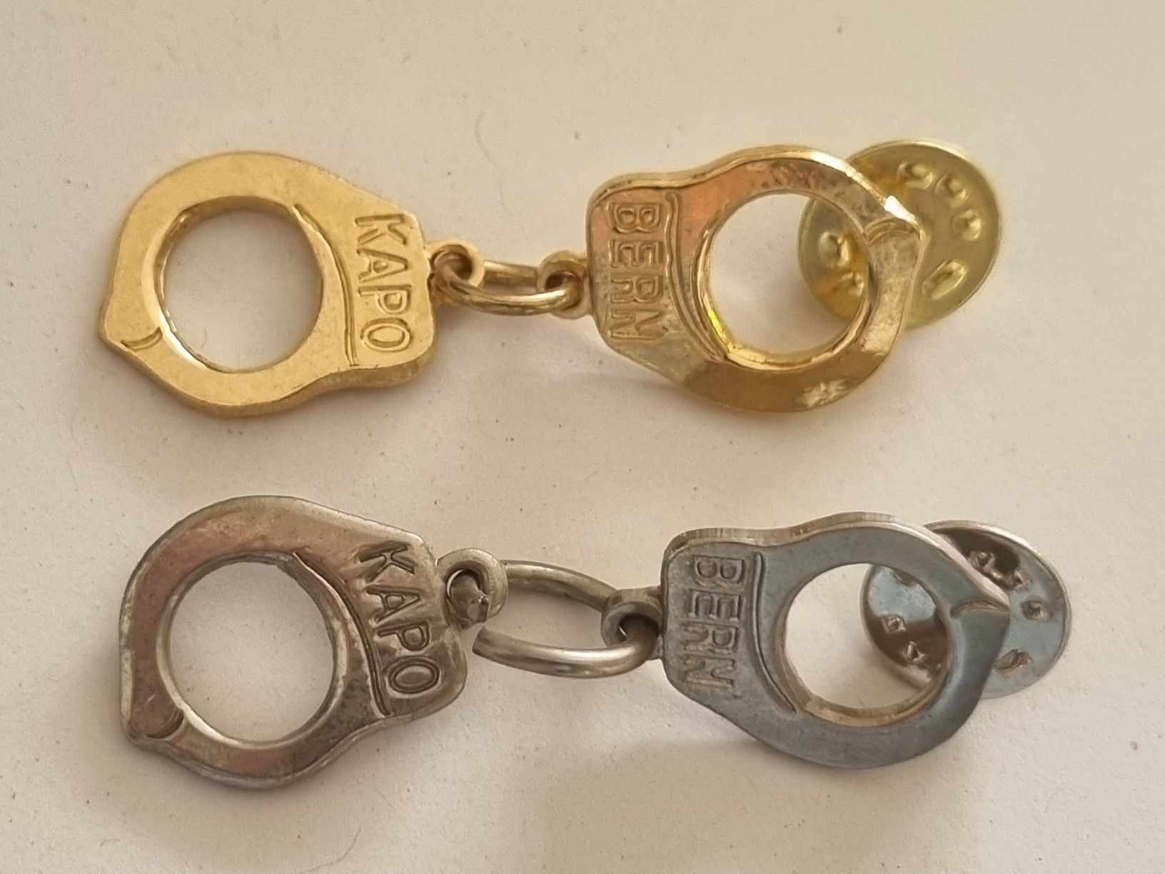 Placchette & Badge: Handschellen Pins, Kapo Bern, Gold und Silber – Nuovo (secondo la descrizione) da Laupen BE venduto da Bombers
