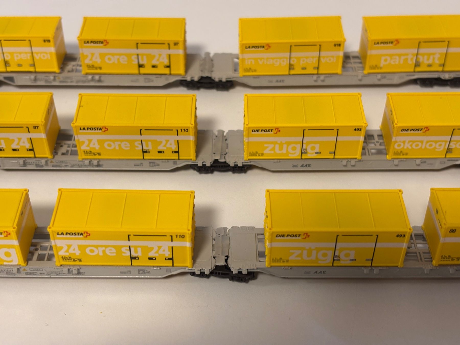Hobbytrain Modellini di ferrovie: 3x Hobbytrain Containertragwagen 1/160 mit Post Container – Usato da Lengnau AG venduto da Chefe43 3