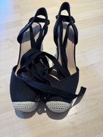 Schwarze Sommerschuhe mit Schnürung Gr. 39