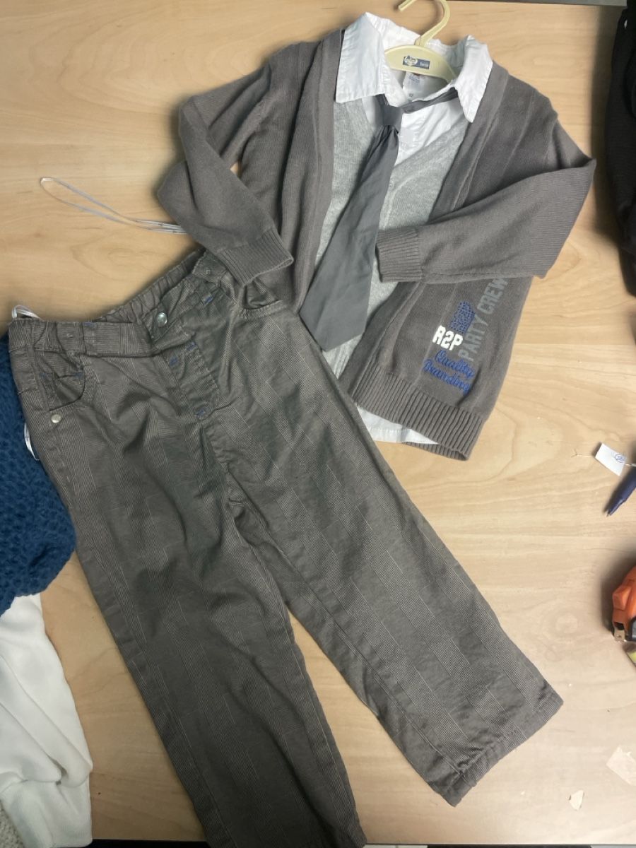 C&A Completi: C&A Anzug Gr. 92, Hemd, Strickjacke, Hose Neu – Nuovo (secondo la descrizione) da Obergerlafingen venduto da cabo4