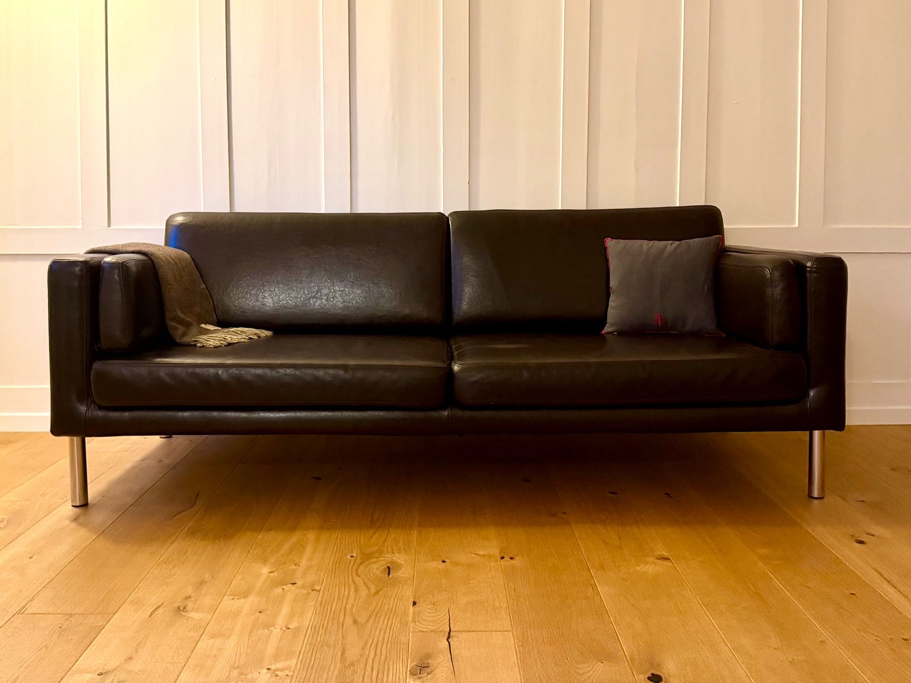 Ikea Sofas: Dunkelbraunes Kunstleder-Sofa – Gebraucht aus St. Gallen von kehlf