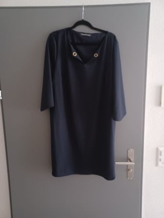 Robe mi-longue bleu marine col à œillets état neuf