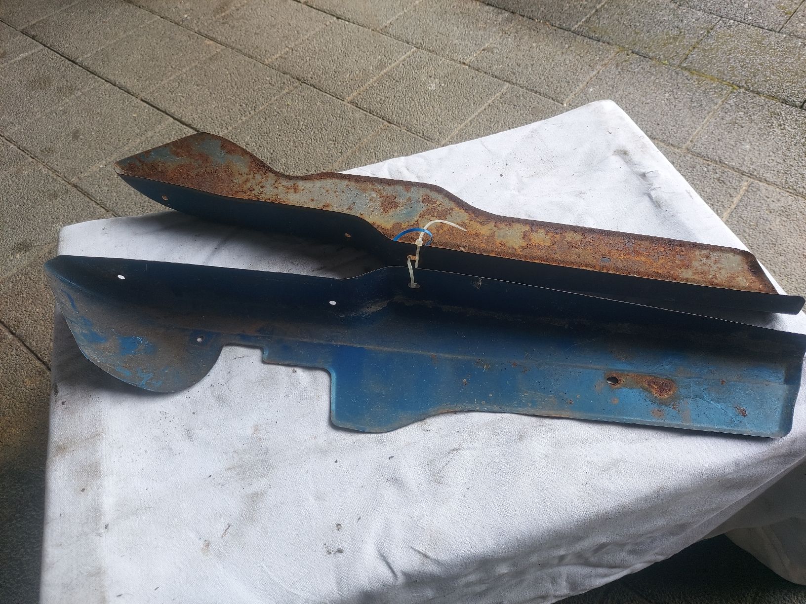 Parti ricambio per ciclomotori: Ein Paar Seitenschützer Mofa Töffli – Difettoso da Trubschachen venduto da Toefflibueb91 1