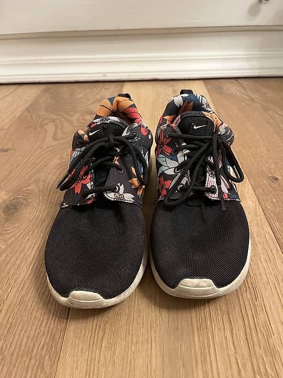 Nike Scarpe per ragazze: Nike Turnschuh mit Blumenmuster Grösse 36 – Usato da Altdorf UR venduto da Jenny13 1