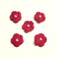 5x Blumen rot mit Perlen, gehäkelt, 2 cm