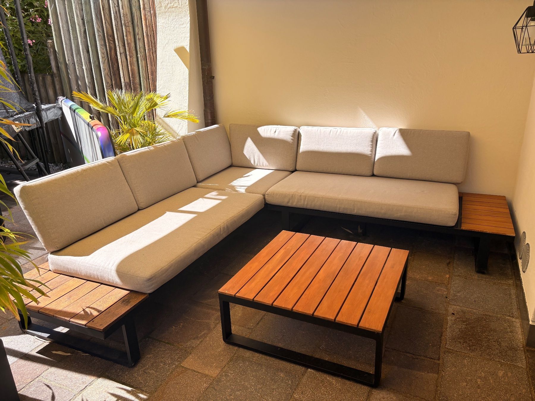 Set di tavolo e panche: Lounge Set Gartensofa mit Tisch Metall Holz hellgrau – Usato da Beckenried venduto da ell_l7pb