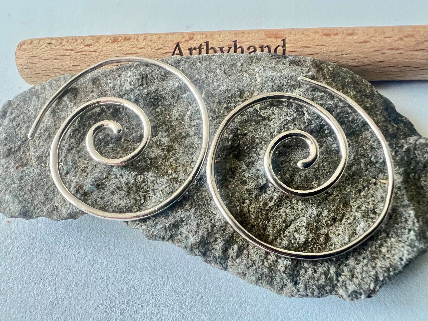 Ohrringe & -stecker: Spiral-Ohrringe Silberoptik | Boho Ethno Statement – Gebraucht aus Ruswil von artbyhand
