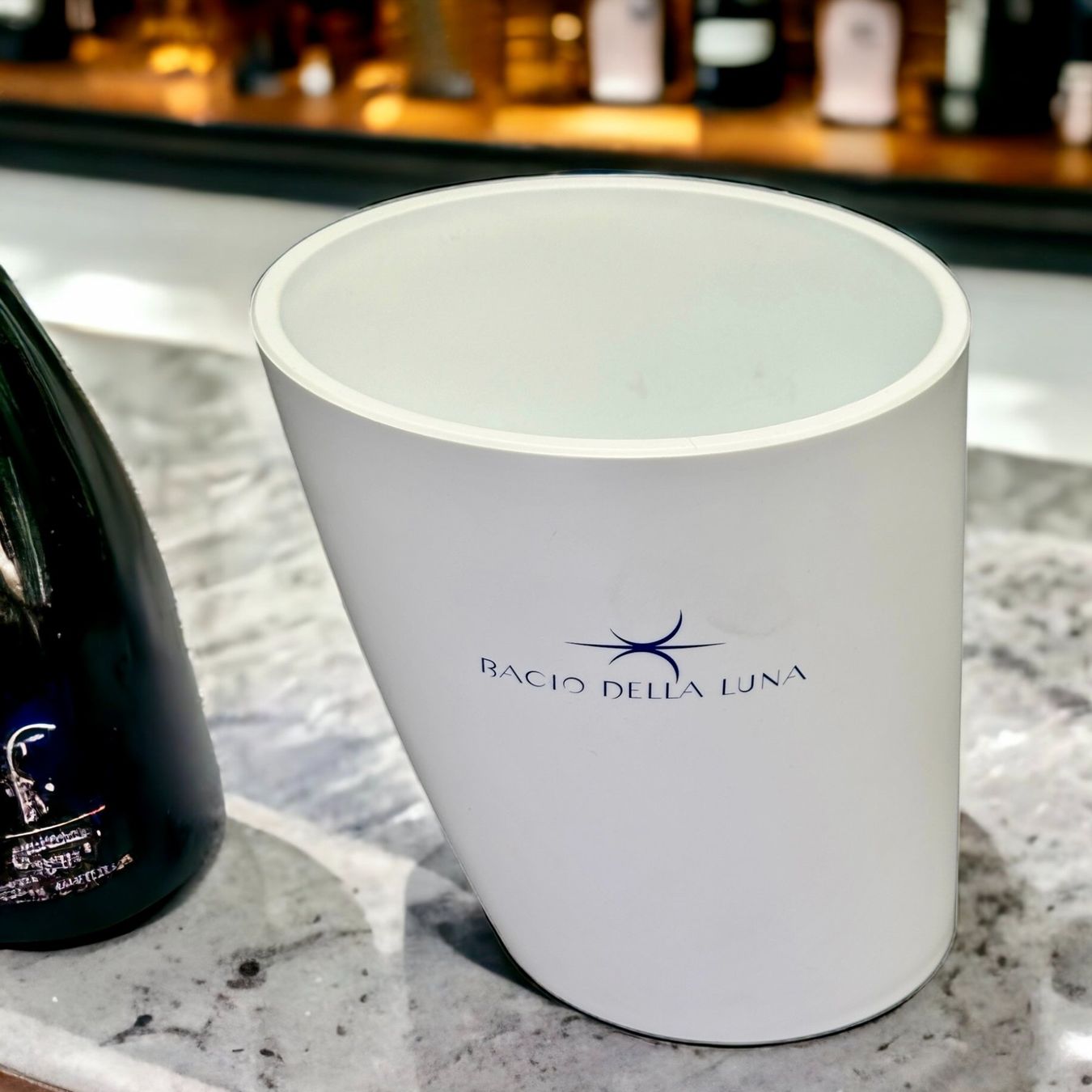 Autres: Seau à champagne design en lucite blanche "Bacio della luna" – D'occasion à Morges par MeeBee