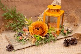 handgefertigte Deko mit Laterne, Papierbandrose - Herbstdeko
