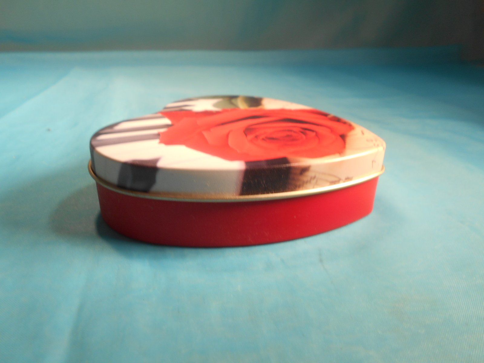 Altro in Decorazioni & Accessori: Blechbüchse Herz mit roter Rose – Usato da Bellach venduto da JingleCherry 1