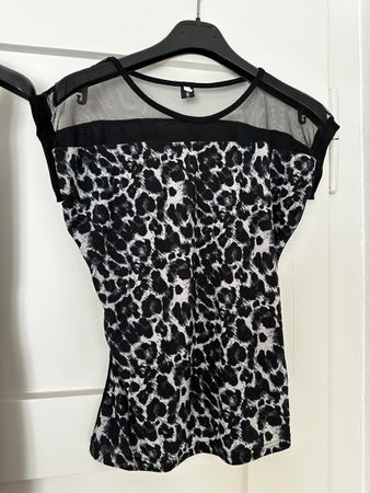 Schickes Shirt mit Leo-Muster und Netz-Einsatz, Grösse S