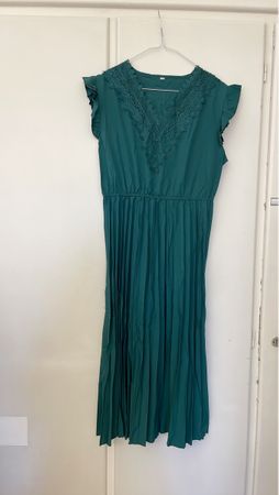 Elegante vestito verde smeraldo con dettagli in pizzo