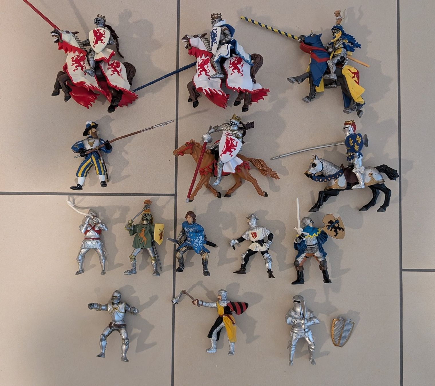 Statuette: Ritterfiguren aus Kunststoff – Usato da Dübendorf venduto da movana 2