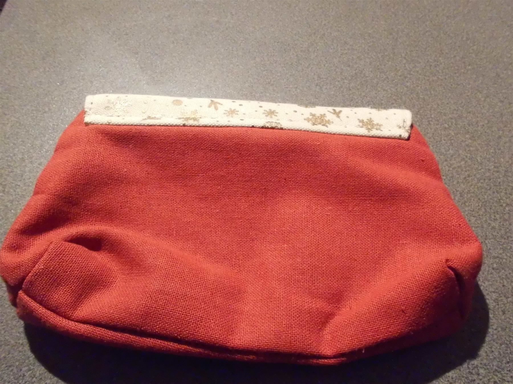 Kosmetikkoffer: Nessesair / Täschchen, beige, rot, Schneeflocken – Gebraucht aus Zürich von abraxas1291 1