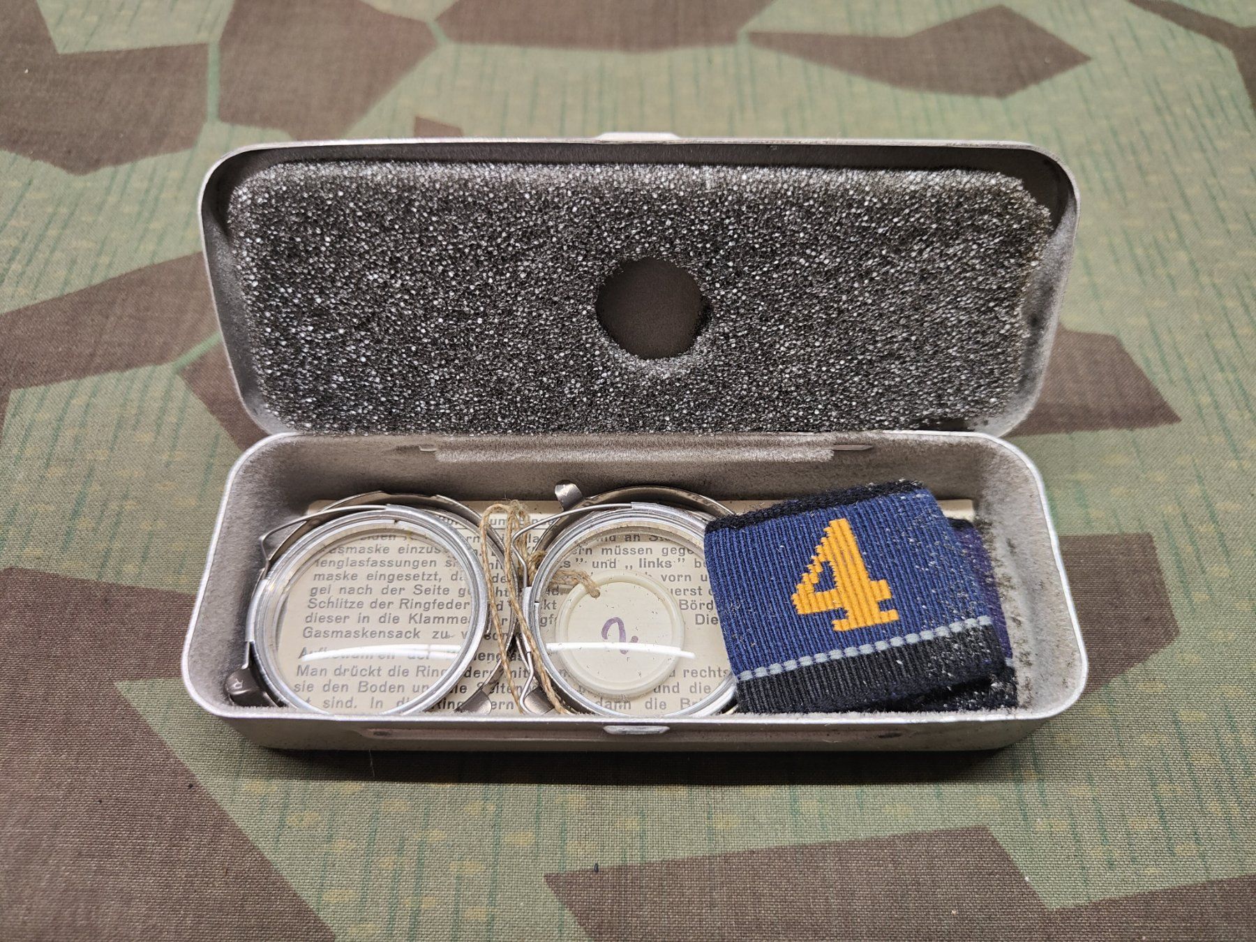 Armée suisse Uniformes: Gasmaskenbrille mit Etui – D'occasion à Bauma par SwissMilitaria