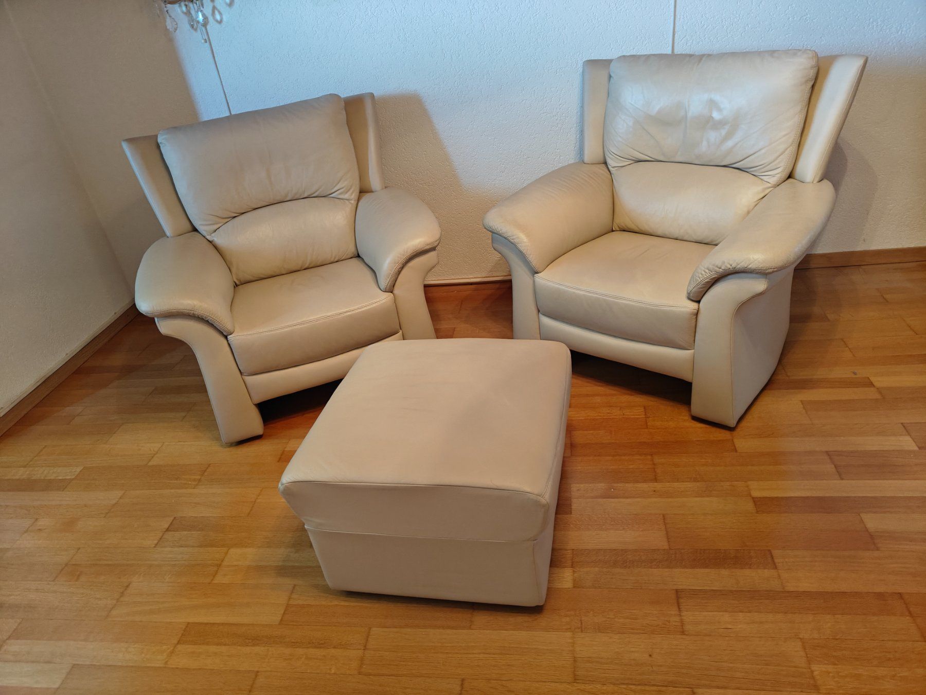Poltrone: Ledersessel-Set beige - 2 Sessel + Ottoman - 1990er-2000er – Usato da Birr venduto da DisDas 3