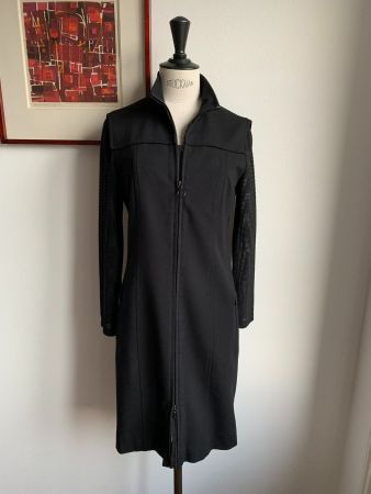 AKRIS: Schwarzes Kleid mit semi-transparenten Armen, 36