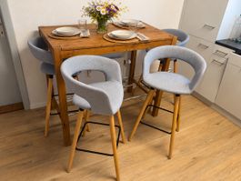 Massivholz Bartisch mit 4 Barhockern – Sehr guter Zustand