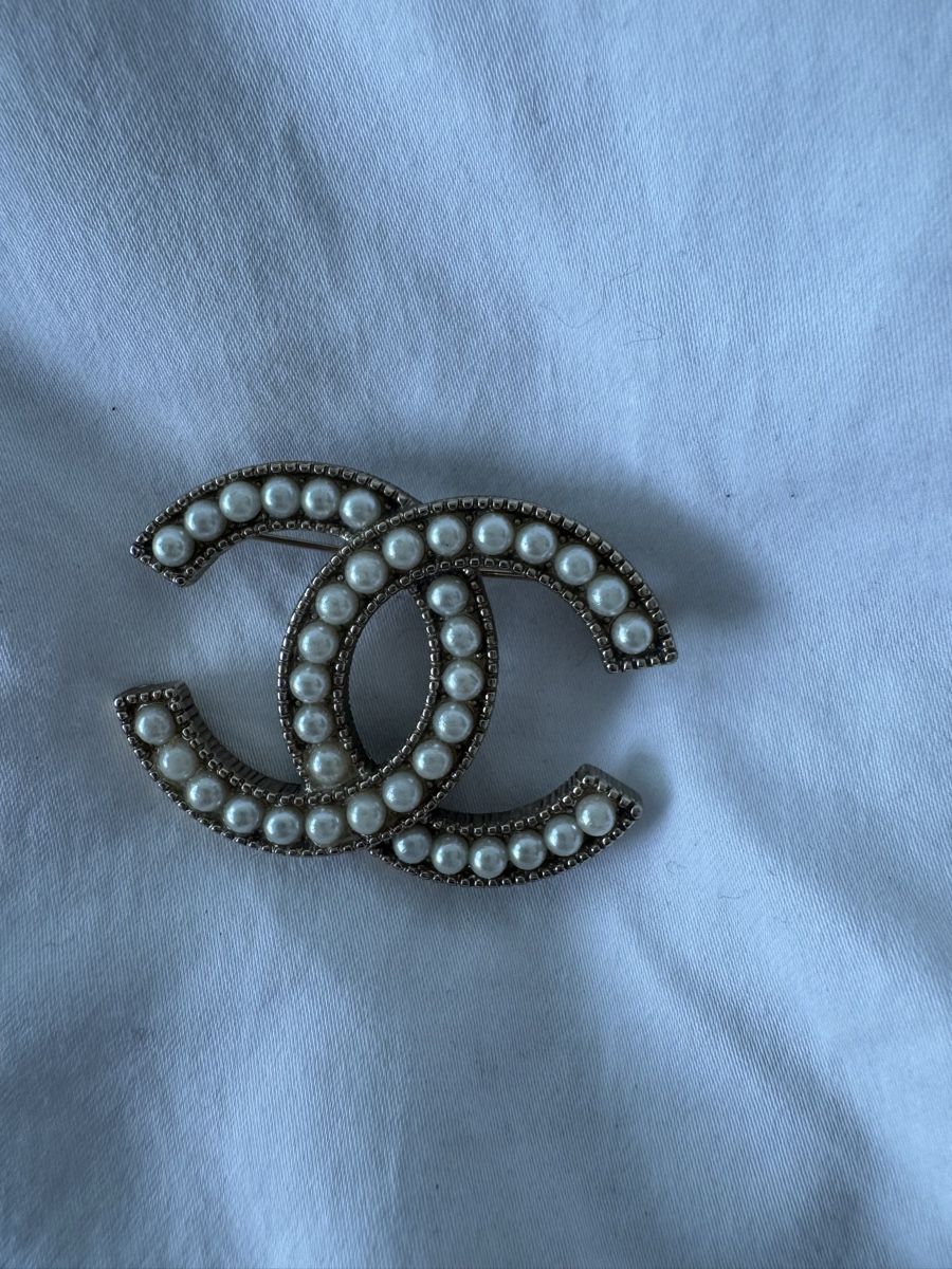 Broches & Aiguilles: Broche perles couleur argent neuf – D'occasion à Genève par lejardindesvetements