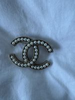 Broche perles couleur argent neuf