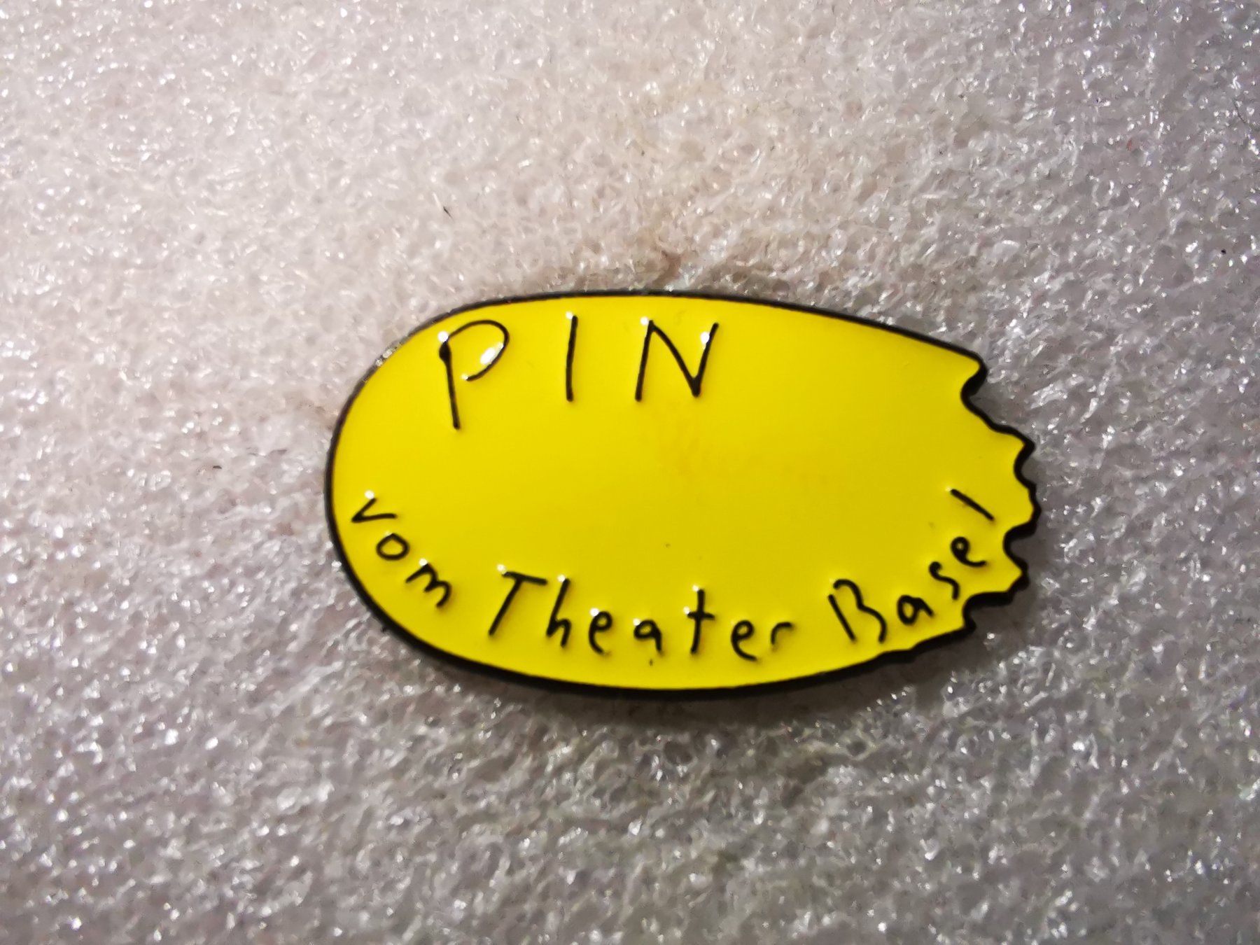 Plaketten & Abzeichen: Ansteckpin 44: Pin vom Theater Basel – Gebraucht aus Oppligen von Pin-Fall-Shop