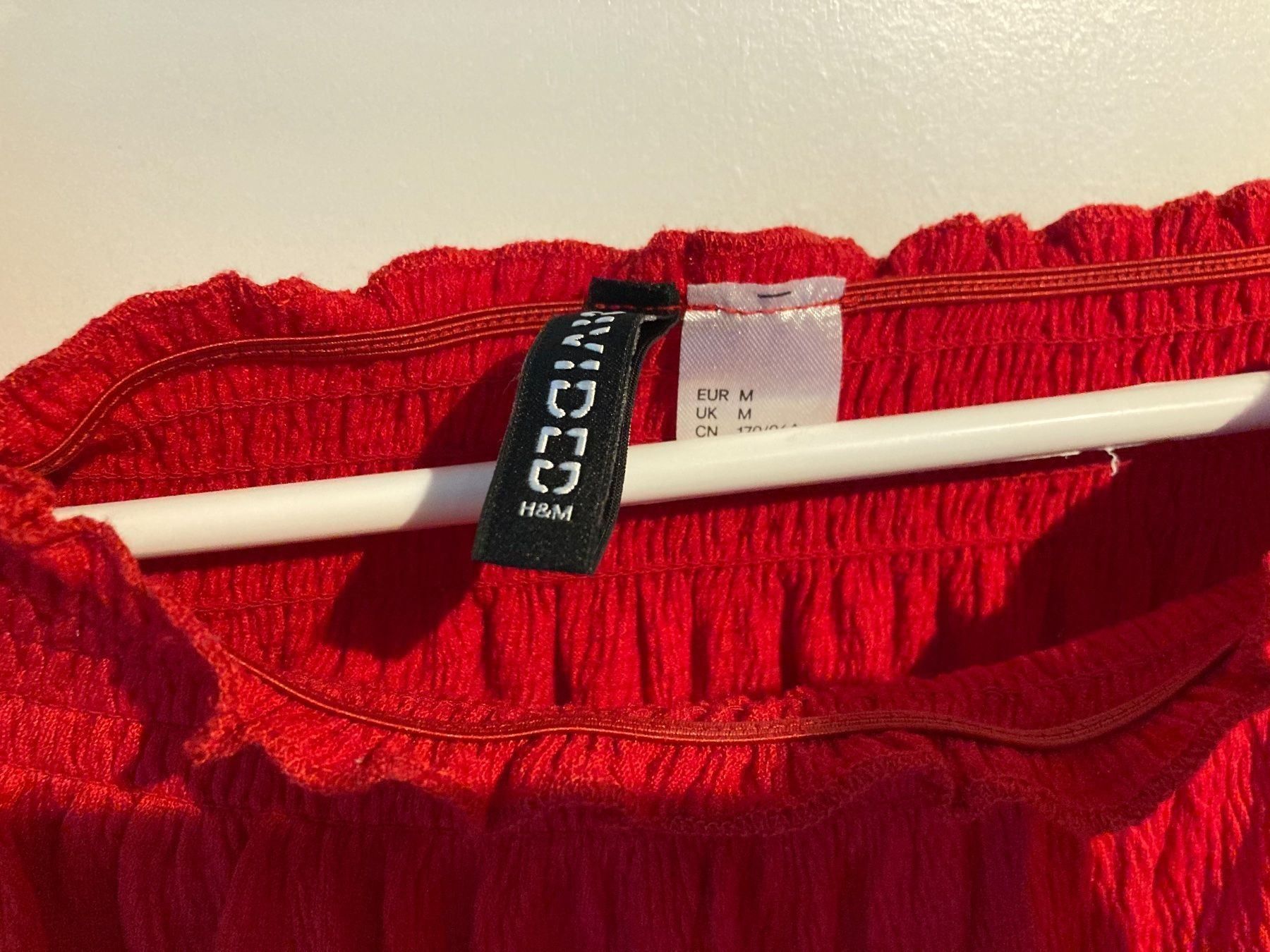 Top: Schulterfreies, rotes Langarm Top Gr. M – Usato da Thun venduto da Vans_98 2