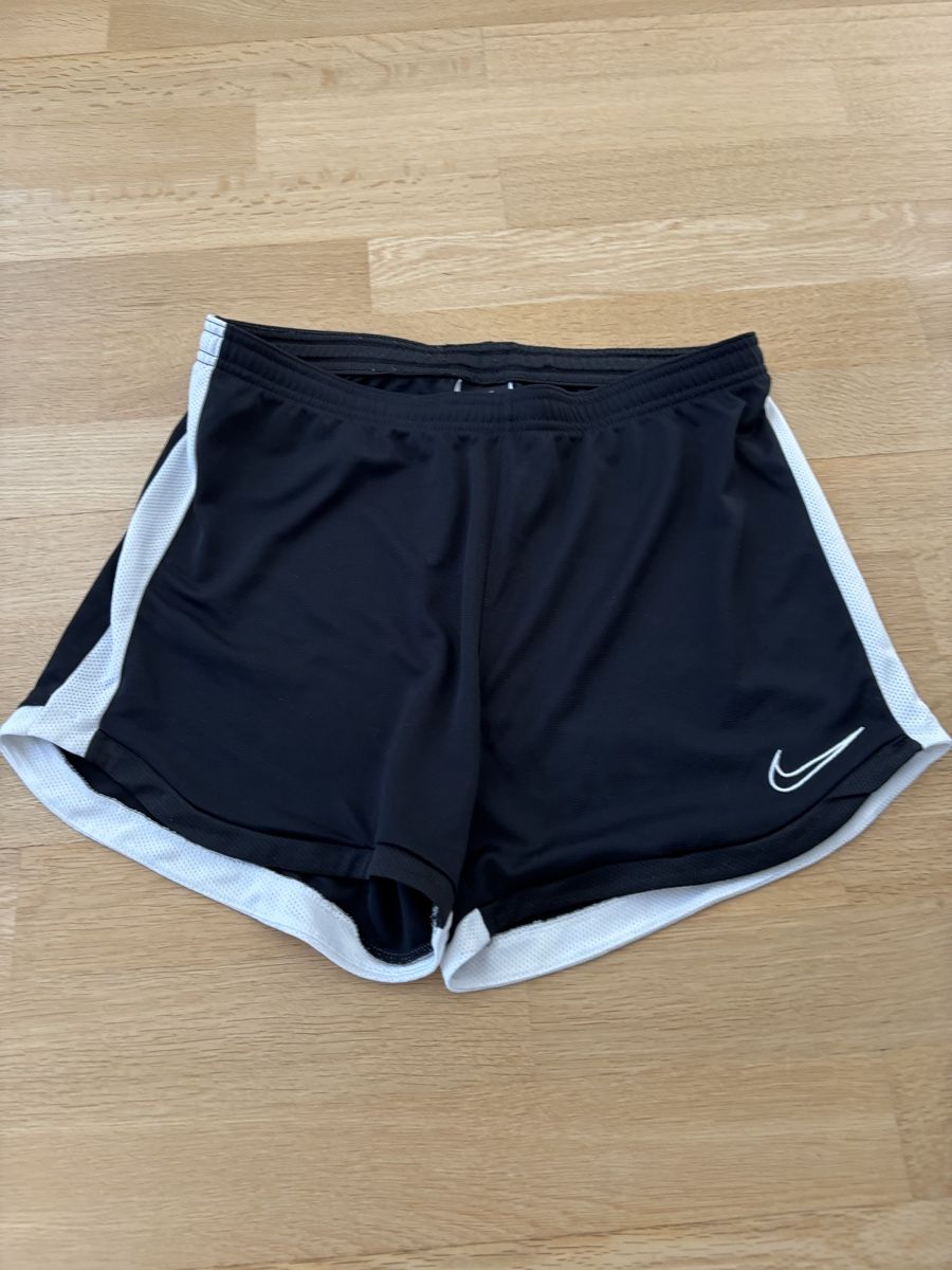Nike Pantaloni: Short Nike dryfit M schwarz  – Usato da Fribourg venduto da dafral